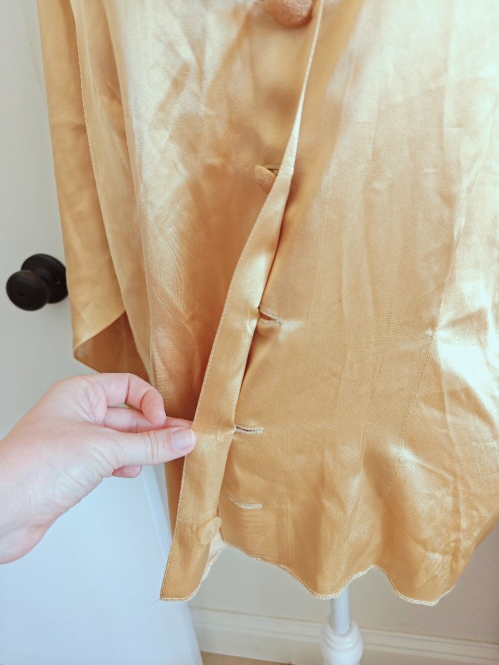 St. John Vintage 100% Silk Gold Oversized Blouse Jacket Metal Buttons Size 8 - Picture 6 of 13